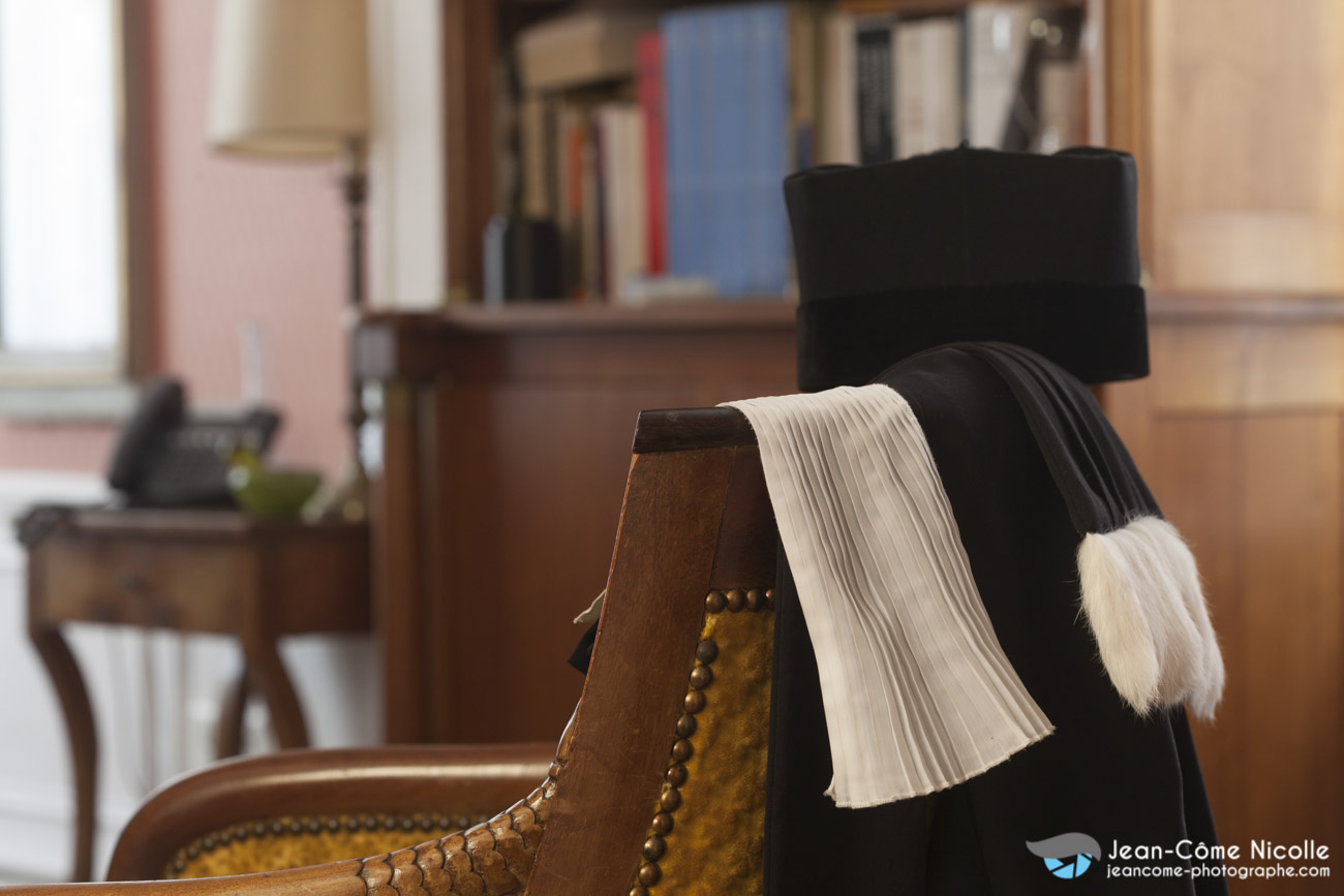 Reportage corporate pour le cabinet d'avocats Devarenne avec portraits en situation, portraits studio et images d'illustration