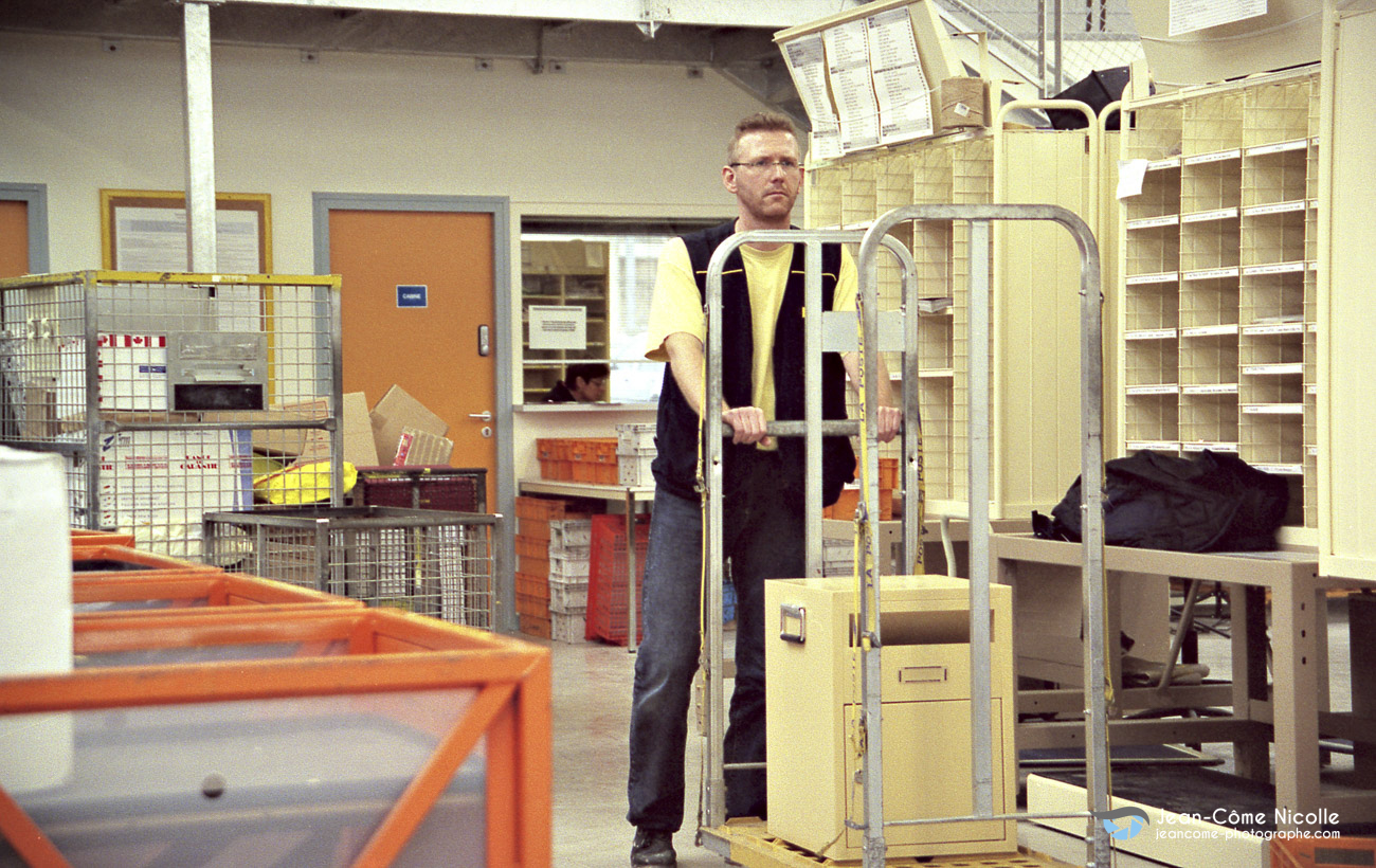 Reportage corporate et portraits en action pour la poste, distribution de courrier